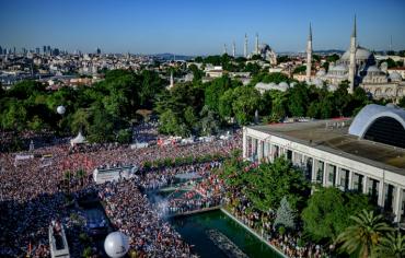 حشد ضخم يحضر تسلم رئيس بلدية اسطنبول إمام أوغلو مهامه