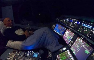 هل يحق للطيار النوم اثناء الطيران ؟