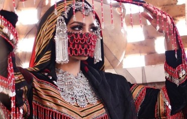  العقد والتيجان والأزياء الشعبية: المرأة اليمنية تعكس موروثاً جمالياً حياً