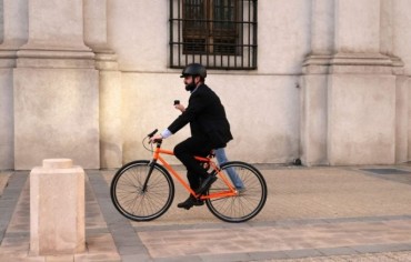 رئيس تشيلي يصل قصر الرئاسة على متن دراجة هوائية