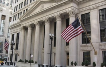  أسهم البنوك تتراجع وأصداء الأزمة تصل أوروبا
