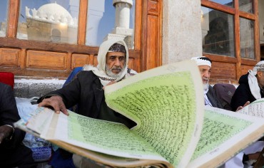  تجليد المصاحف والكتب.. عمل ينتعش في اليمن خلال شهر رمضان