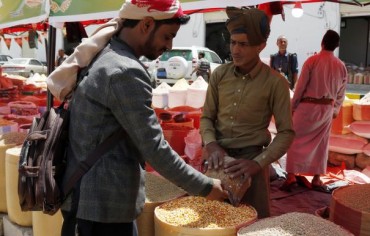 التسعير الجبري يفجر الخلافات بين التجار وسلطات الحوثيين
